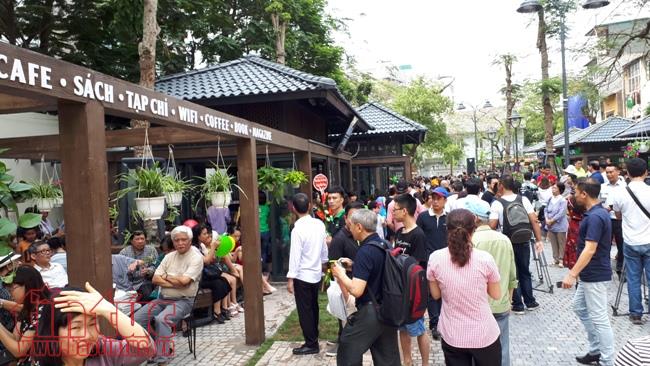 Khai trương 'Phố sách Hà Nội', nườm nượp người thăm quan, mua sách ảnh 7